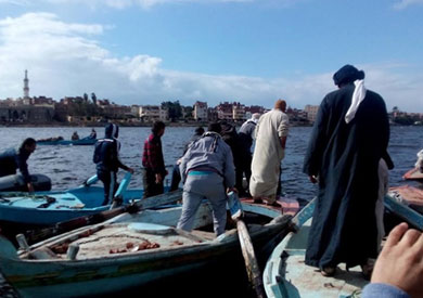 انتشال جثتين لصيادين غارقين بمركب كفر الشيخ - أرشيفية